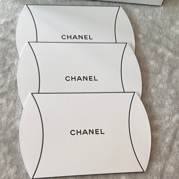 Chanel White Bag & 3 Pillow Pack boxes - Picture 3 of 8
